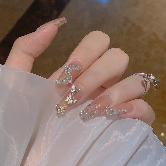 CLEAROUT🌹 Final sale💅 Press-on nails crystals butterflies 24 pieces - Picture 4 of 4